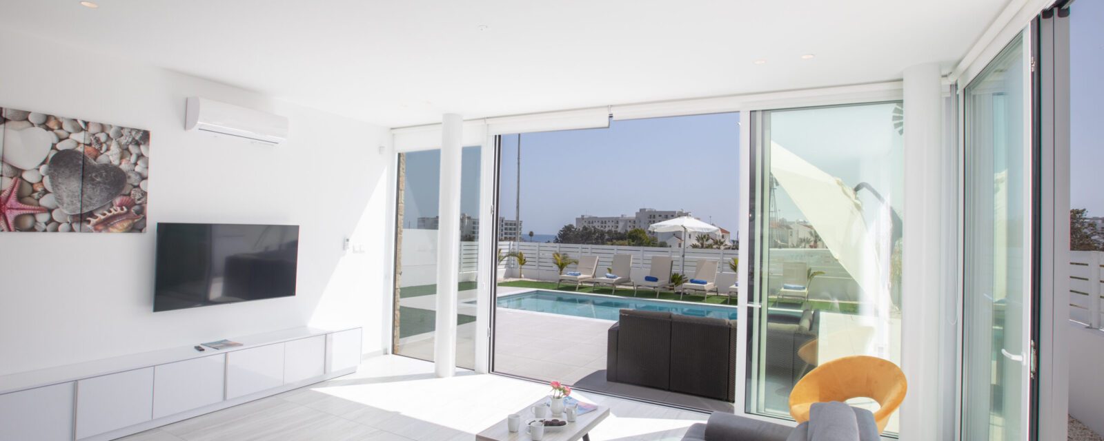 Living room opening onto the pool