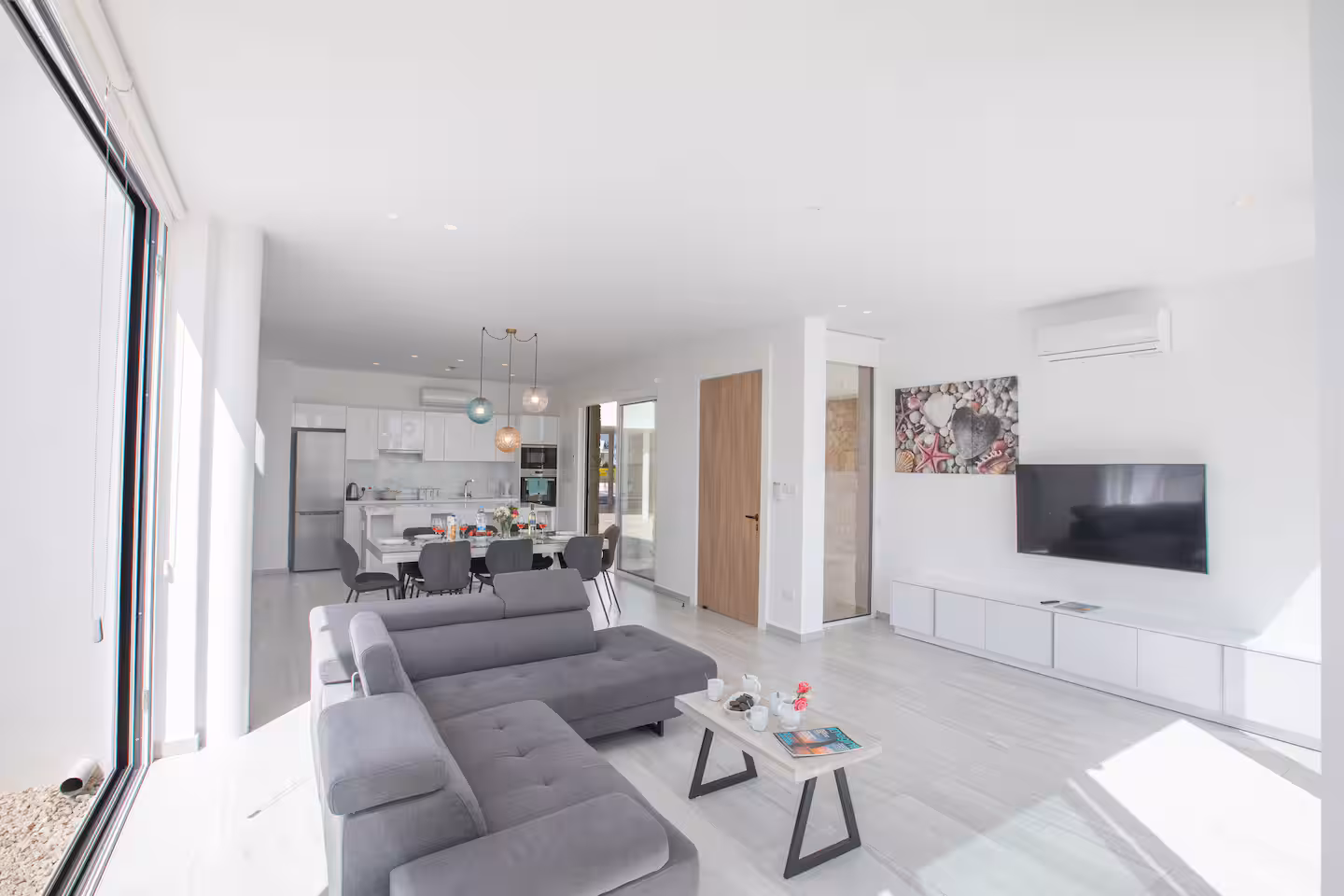 Bright open-plan lounge, dining area and kitchen
